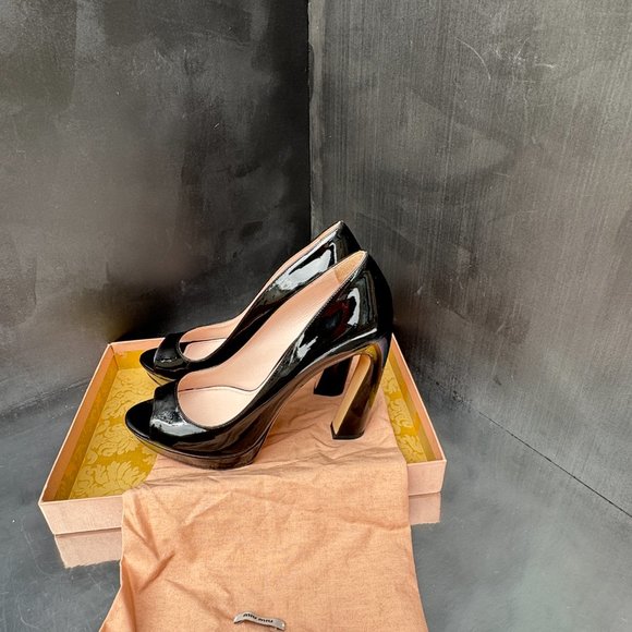Miu Miu Black Patent Leather Curved Heel Open Toe Vernice Platform PumpsResort 2 - Picture 10 of 15